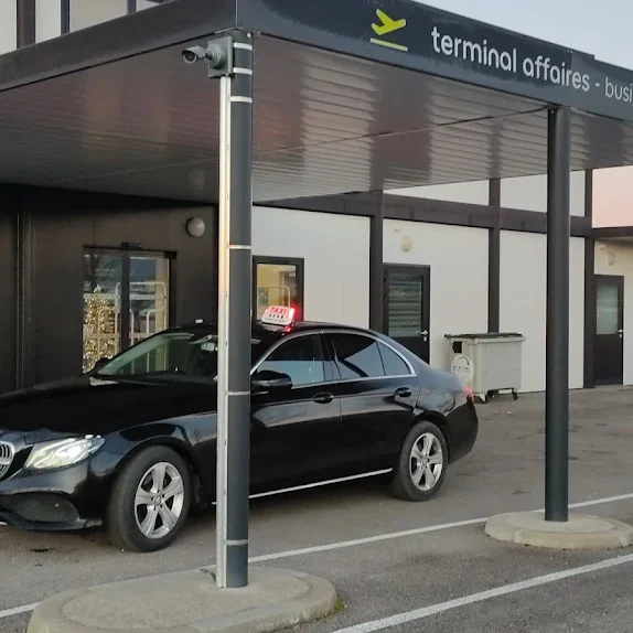 taxi mercedes noir stationné devant un bâtiment de terminal d'affaires.