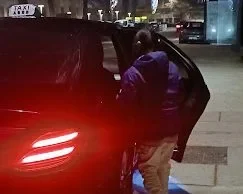 chauffeur de taxi Huez Main en gants blancs ouvrant la porte d'une voiture noire.